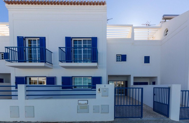 3 bedroom villa on the 1st line of beach and Wi-Fi by AlgarveManta (8V3)