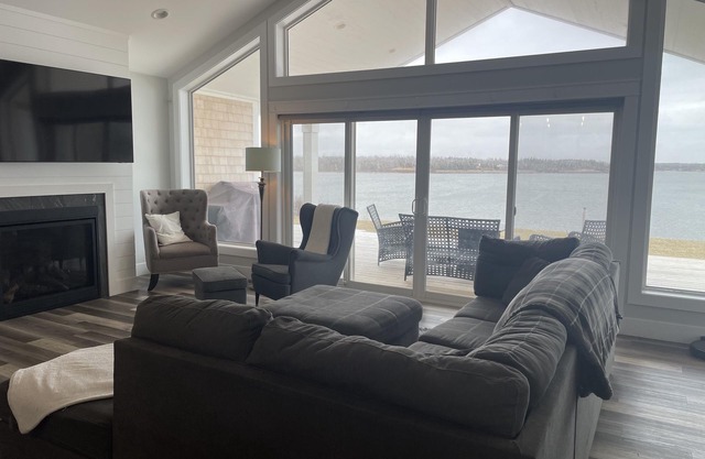 3 bedroom Waterfront Home | Brackley Bay | Enjoy Autumn in PEI or book 2026 now!