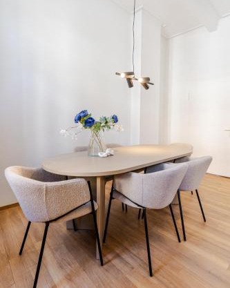 3 BR Apartment - ZENTRAL - GERÄUMIG - PARKHAUS - WIFI - KAFFEE - NETFLIX