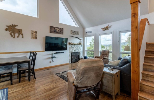 3 BR Cabin with lake view - Pet Friendly