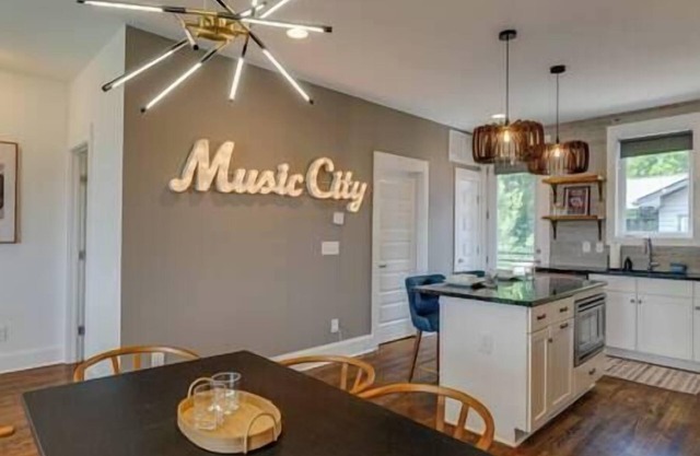 3 Huge Townhomes Near Broadway Perfect for Groups!