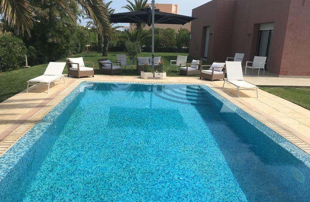 3 Kingsize bedrooms with beautiful garden and swimming pool on a golf course