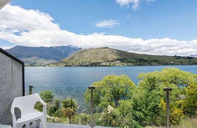 3 LEVEL LAKESIDE LUXURY, SPA BATH, INTERNAL GARAGE