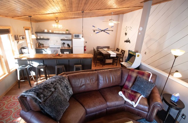 3 min to Boulder Ski Lift! Walk to Hiking trails. Pet friendly.