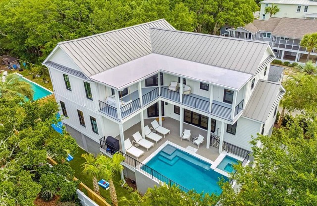 3 Min Walk to Beach, Private Pool, Pickleball, LSV Golf Cart