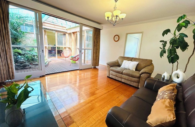 3 minutes walk to Train Station - Comfortable stay for 9