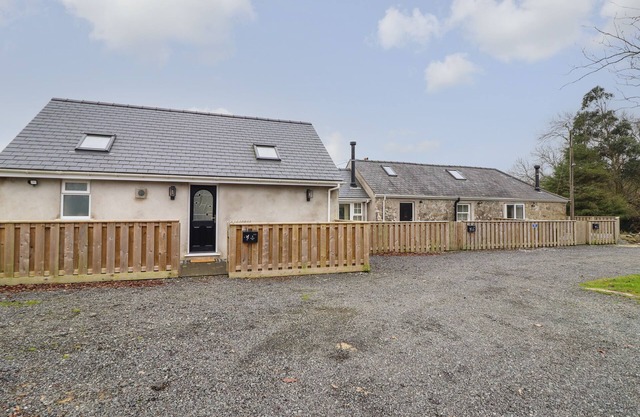 3 MOUNTAIN VIEW, pet friendly, character holiday cottage in Llangefni