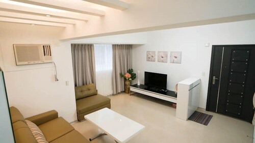 3 rooms/4 beds/2bath/ Dongmen MRT2mins/ Yongkang/s8-10