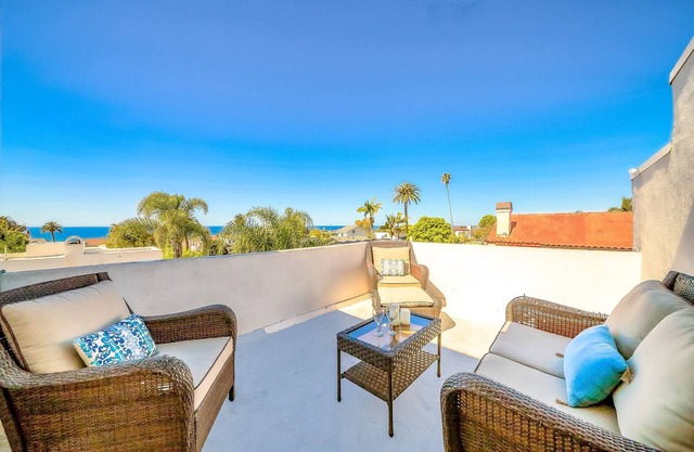3-Story home w/gas grill, multiple decks, great location, AC
