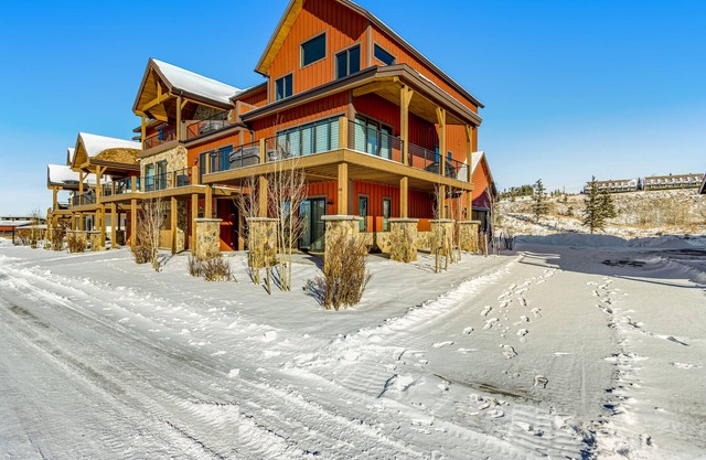 3-story townhouse with private hot tub, game room, fireplace, and mountain views