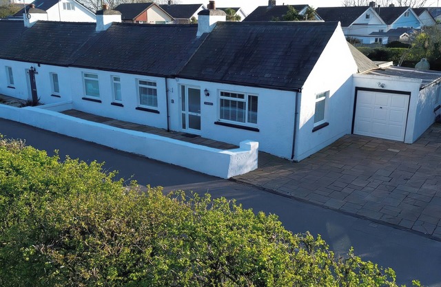 3 TAI NEWYDD, with a garden in Rhosneigr