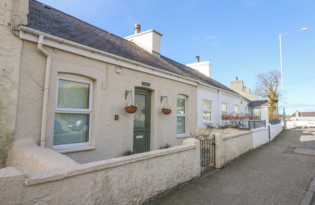 3 TYN GIAT, family friendly, with open fire in Amlwch