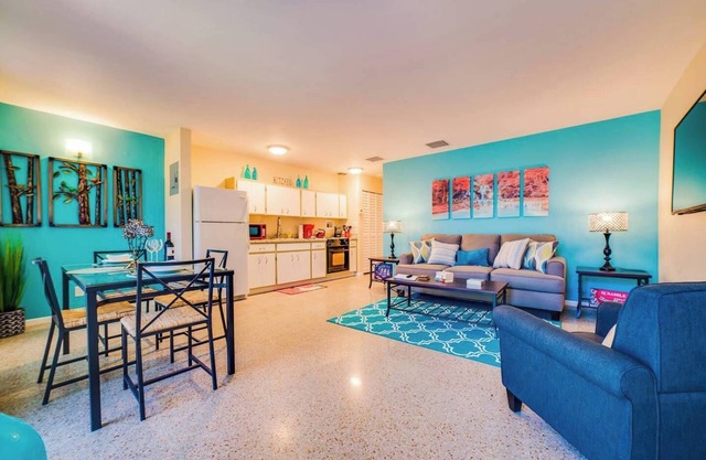 #3 ❤️ Updated Mid-Century Modern Apartment