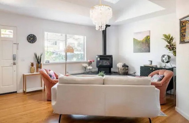 30 day rental for a Charming 2-bedroom house in enchanting Sonoma with WiFi