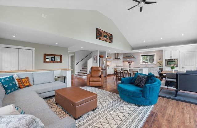 30 minutes from Whistler-Squamish family retreat. Pet friendly!