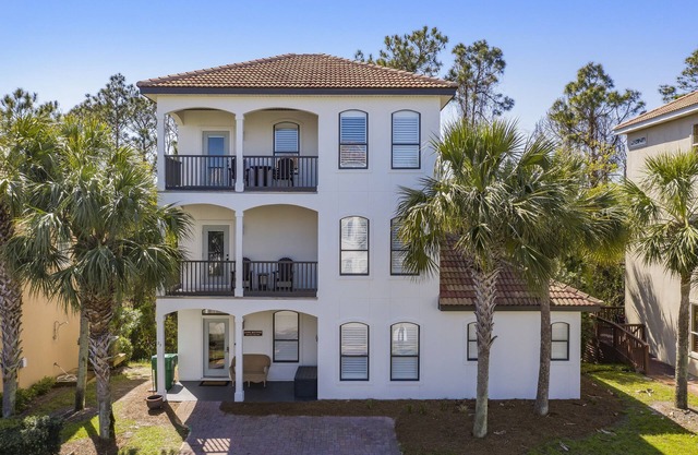 30A ~Gulf Views ~ Walk to the Beach ~ Spacious Kitchen ~ Near Gulf Place