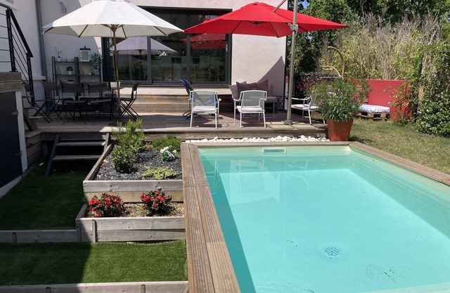 30mn from Paris TER, 7 bedrooms including a studio, swimming pool, dog accepted