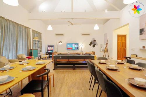 30P White House Retreat - Pool & Event Hall