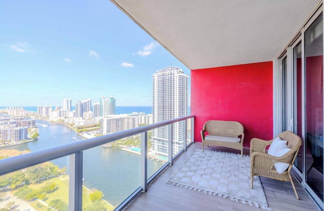 31st Floor-Water View Apartment-Prime Location