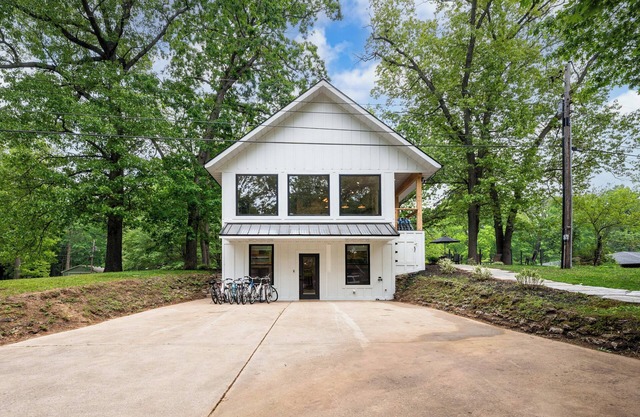 3200 sqft New Buffalo Private HEATED Pool & Hot tub 11 beds 6 bdrms 3 full baths