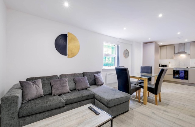 360 GU15 Aspen Court 01 - Modern 2 Bedrooms Apartment 01 Town Centre Camberley