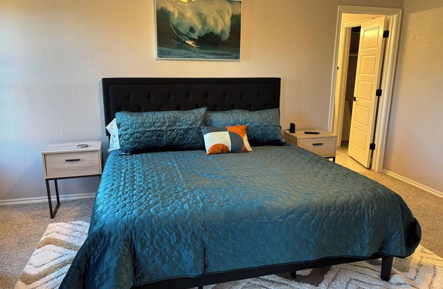 3B2B trendy house in OKC with WiFi, garage, W/D, kid toys, close to attractions