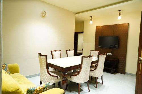 3Bhk Viona luxury Apartment W Netflix Prime WiFi Jacuzzi Rooftop
