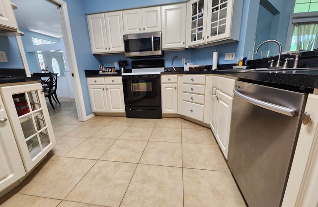 3BR/2BA, King Bed, Gated Golf Community, <20 Mins to Campus!