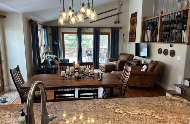 3br/3ba On Peak 8! Walk Or Shuttle to Slopes/Ski home weather permitting