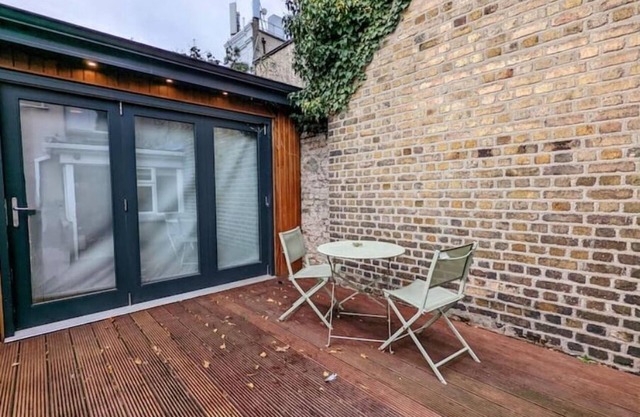 3BR Dublin 4 Gem: Walk to Docks, Beach & Tech HQsn