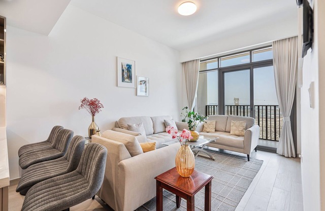 3BR Elegant Haven W/Gym, Pool & 2 Parking Spaces