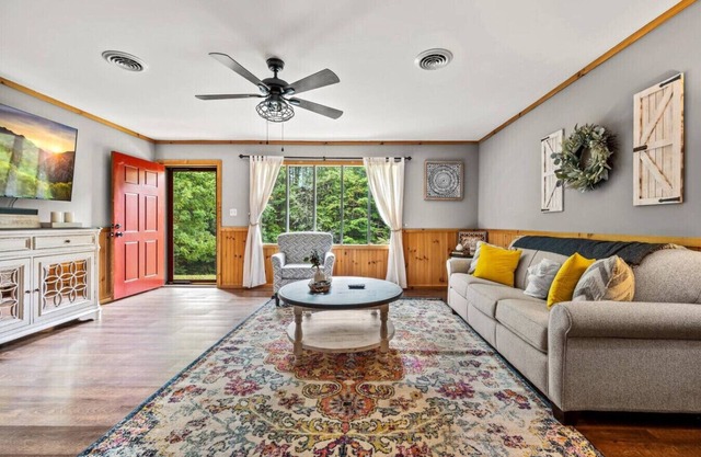 3BR Gatlinburg*Firepit*Hot Tub*Privacy + Quiet!