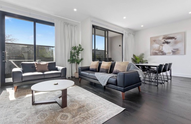 3BR home in Malvern East with queen beds, full kitchen, laundry, WiFi, climate control and parking. Perfect for families or groups with easy access to Chadstone shopping centre, Monash uni, cafes, parks, shops, direct public transport to city.