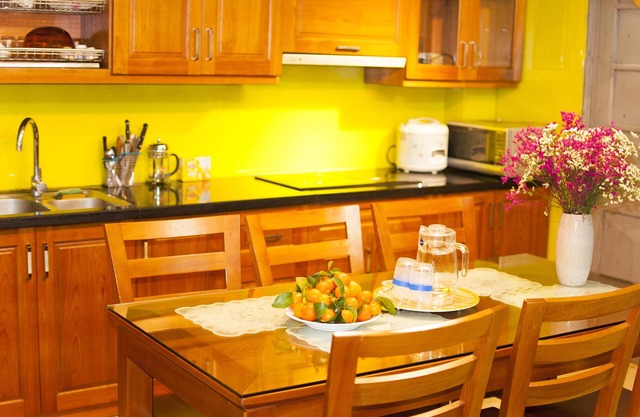 3BR Lakeside & Spacious Modern Fully-furnitured House, steps to Old Quarter