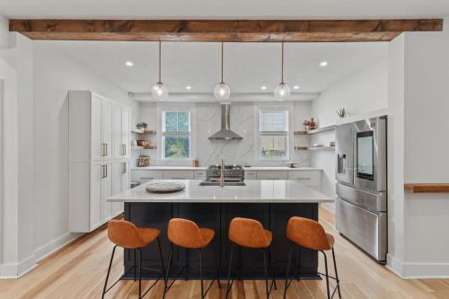 3BR Stylish Retreat, Minutes from Downtown Pittsburgh, Free 3-Car Parking