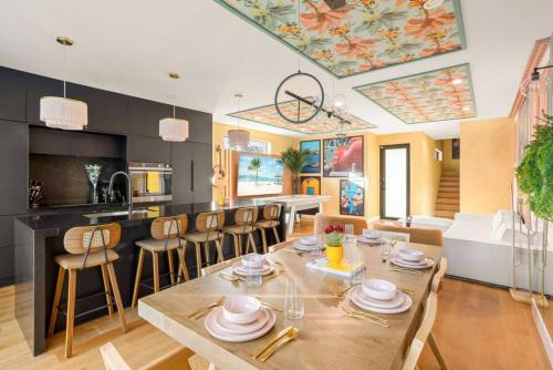 3BR Vibrant Havana Villa in Miami, Pool, Grill, Backyard