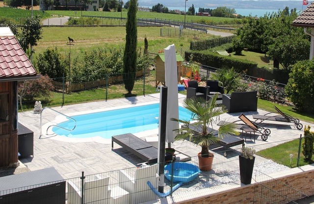 3pc apartment with independent entrance, swimming pool, jacuzzi and garden.