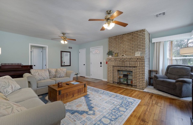 3rd St. Bungalow-NAS-Corry Station-Beaches-Dining-Shopping
