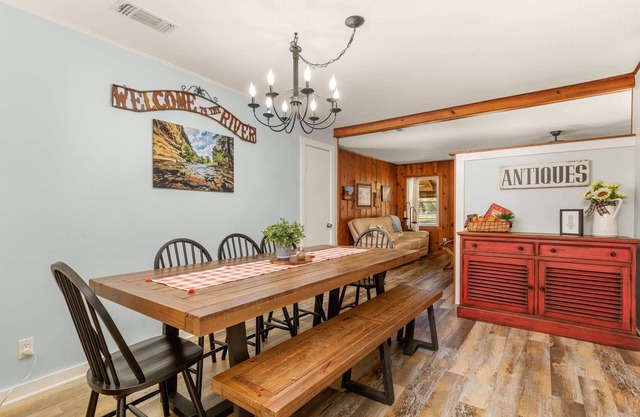 4 Acre Farmhouse By Gruene - Min. to Guadalupe River + Tube Rental - Games - Firepit - Grill