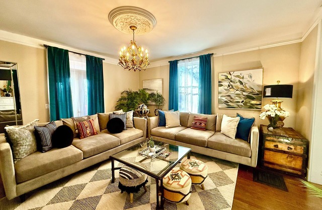 4 bd Villa stroll to Plaza & Canyon Rd With fireplace & parking