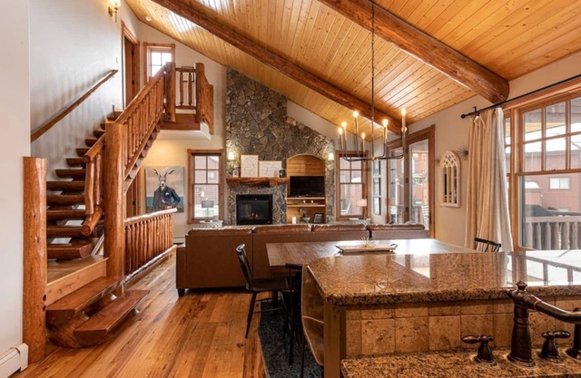 4 BDRM Cabin, 2 family rooms, Hot Tub, Shuttle Route