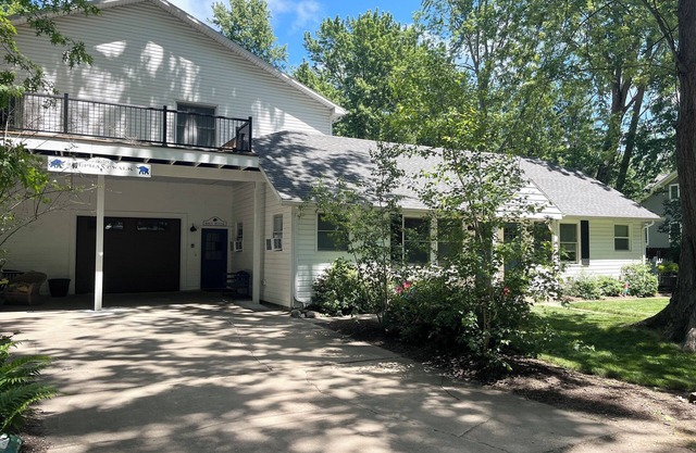 4 bed/3 bath huge house, 1.5 blocks to beach/town, hot tub/game rm, dog friendly