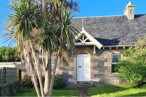 4 Bed Cottage Sleeps 6-Pet-Friendly-Private Garden