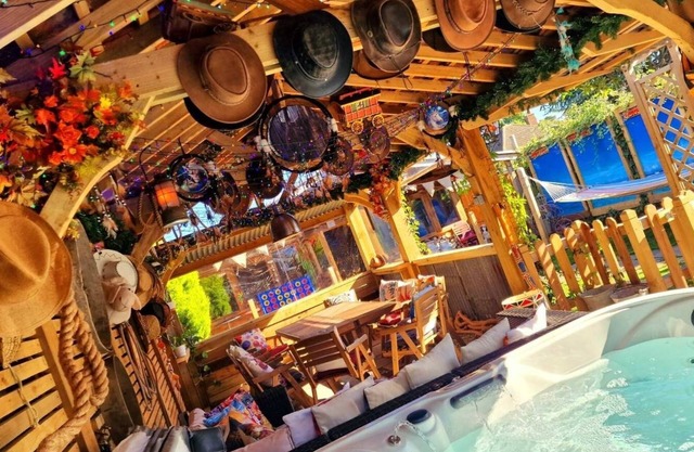 4 bed Cottage with Hot Tub sleeps 12 pet friendly