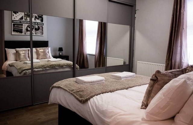 4 Bed House, Sleeps 9, Free Parking