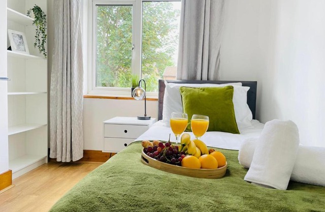 4-Bed House Sleeps 7 with Garden