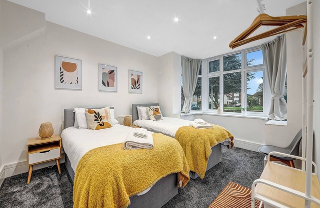 4 Bed House - Sleeps 9 - Garden - Parking - Wifi