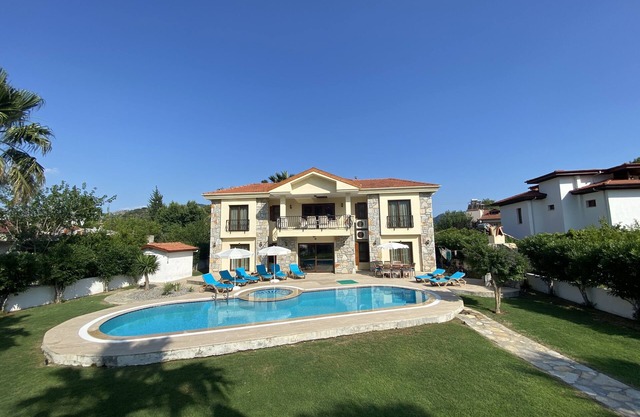 4 Bed Private Premier Villa in Private Walled Gardens and large Pool/jacuzzi