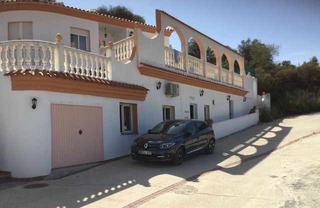 4 bed Villa & Apartment, pool, 4 bedrooms, 1 ensuite, 2 bathrooms, air con,
