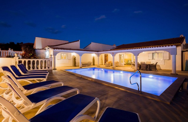 4 Bed Villa with 2 Swimming Pools and Air Conditioning